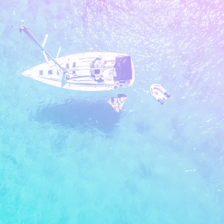 um barco no mar, visto de cima com duas pessoas nadando no mar ao lado do barco representando o onboarding dos sonhos